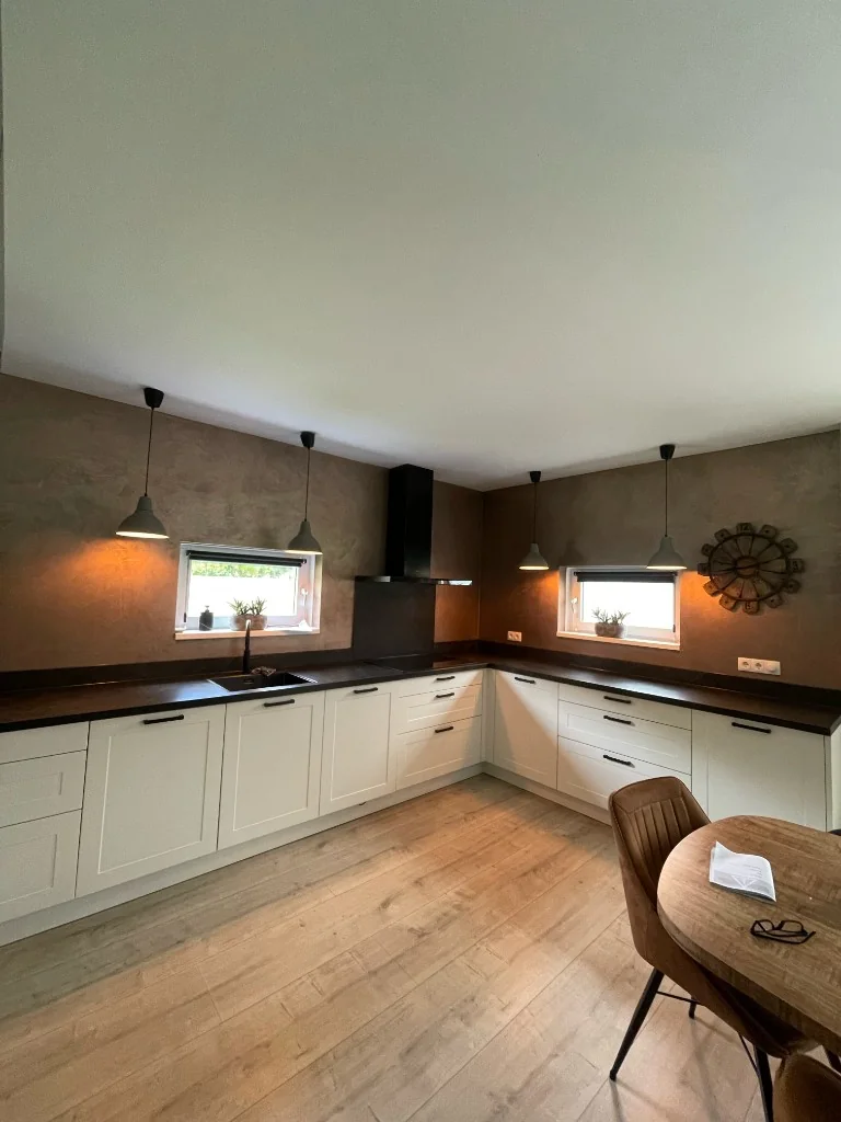 Keuken met roestvrijstalen werkblad en tegels