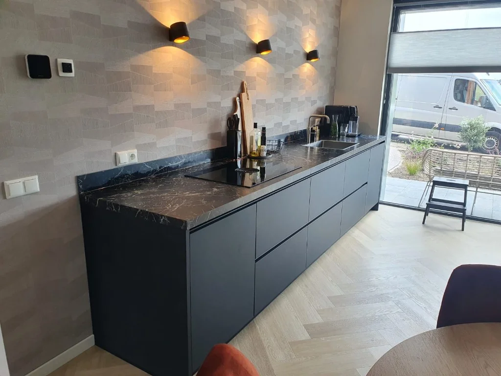 Donkere keuken met marmeren werkblad en sfeerverlichting